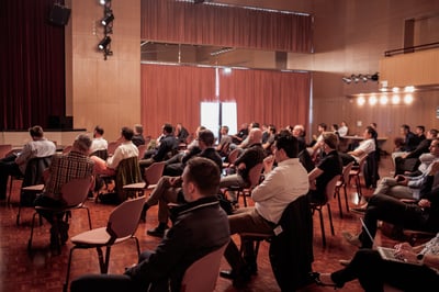 Zuschauer des sec&opinion 2020 Events hören den Speaches zu