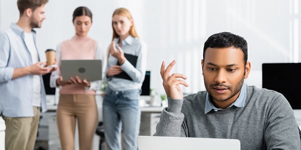 Mitarbeitende diskutieren im Büro