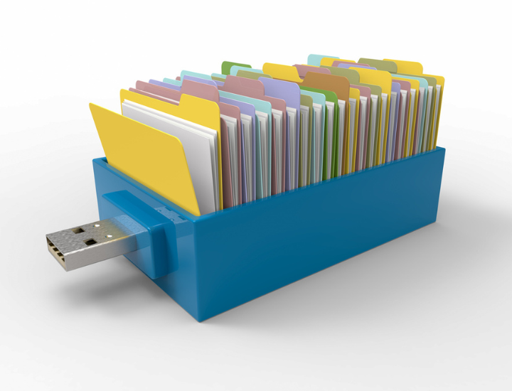 ein blauer USB-Stick mit vielen verschiedenen Ordner drin